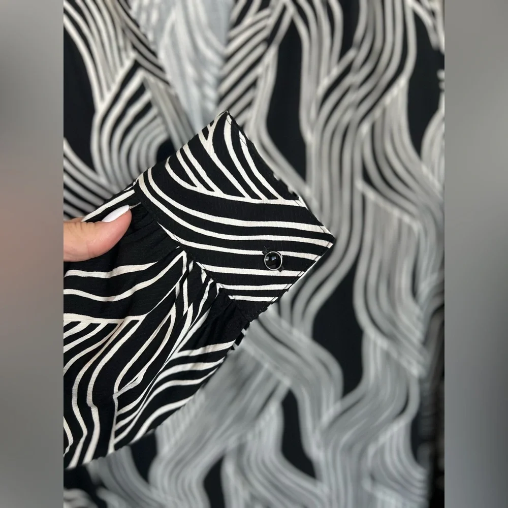 🖤 EUC ANN TAYLOR FACTORY Black & White Wavy Line V-Neck Blouse | Women’s Size XS - Picture 2 of 8